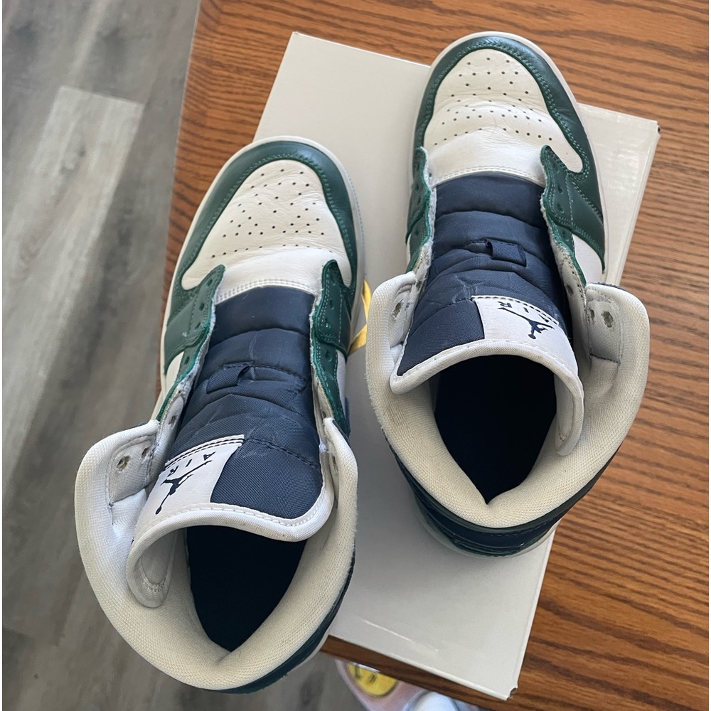 WMNS AIR JORDAN 1 MID SE - Picture 6 of 15